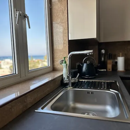 Superb Seaview Flat, Prime Area *