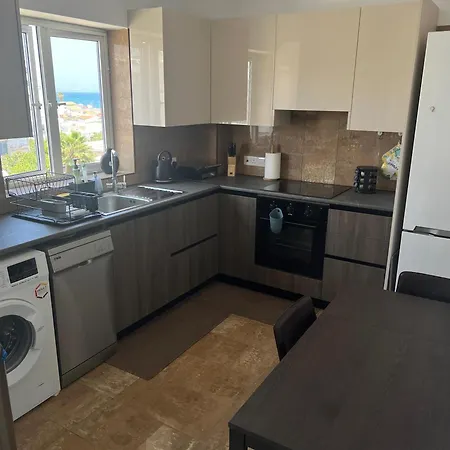 Superb Seaview Flat, Prime Area דירה *