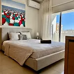Superb Seaview Flat, Prime Area דירה